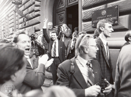 Par neatkarības deklarāciju balsojušie deputāti 1990. gada 4. maijā iznāk no Augstākās Padomes ēkas.
Foto — Latvijas Tautas frontes muzejs