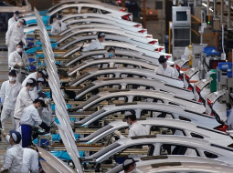 Ķīnas pilsētas Uhaņas autorūpnīcas, kas ražo hondas, strādnieki darbā. Foto: REUTERS/Aly Song/Scanpix/LETA