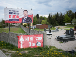 Par spoku vēlēšanām nodēvētas 10. maijā (ne)notikušās prezidenta vēlēšanas Polijā, jo tajās piedalījās 0% balsstiesīgo. Lai gan vēlēšanu iecirkņi bija slēgti, vēlēšanas oficiāli nebija atceltas. Valdošā partija Likums un taisnīgums, kas pēdējos gados ne reizi vien apsūdzēta demokrātisku normu neievērošanā, cer, ka amatā tiks pārvēlēts Andžejs Duda — aptaujās viņš tik tiešām ir līderis. Savukārt opozīcija cer uz lielākām izredzēm, ja vēlēšanas notiks kaut kad vēlāk — valdības pozīcijas var sašķobīt iedzīvotāju neapmierinātība ar ekonomisko situāciju Covid-19 krīzes dēļ. Galu galā Polijas parlaments šonedēļ nolēma pārcelt prezidenta vēlēšanas uz vasaru. Likums un taisnīgums panāca, ka arī tad balsošana notiks pa pastu, pret ko bija stingri iebildusi opozīcija.
Foto — AFP/LETA