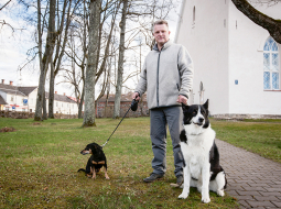 «Esmu lepns par Latviju,» paziņo Deivids. «Iedzīvotāji ir tik apzinīgi un pacietīgi! Šobrīd dzīvojam tādā salauztā pasaulē, vislielākā problēma ir bailes. Manai ģimenei un draugiem palīdz ticība. Es viņiem saku, ka ne jau Dievs ir šo visu sastrādājis, bet cilvēki.»
Foto — Ieva Salmane