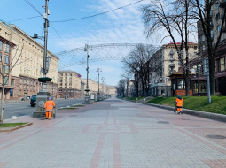 Parasti dzīvā Kijevas sirds iela - Kreščatiks - Covid-19 pandēmijas laikā spocīgi tukša. Tikai divi pilsētas servisa darbinieki. Foto: Aleksis Babuškins