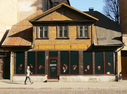 Fotomākslinieces Lindas Klētnieces darbi Tērbatas ielā