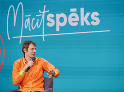 Valdis Zuters, Tukuma Raiņa ģimnāzijas fizikas skolotājs. Publicitātes foto