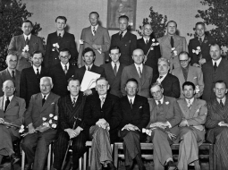Grāmatizdevēji, literāti un mākslinieki 1942.—1944. gadā. Rets fotouzņēmums, kurā vienkopus redzamas arī rakstā minētās latviešu kultūras personības. Pirmajā rindā no kreisās: Ludolfs Liberts, Ansis Auziņš, Pēteris Mantnieks, Arturs Bērziņš, Arvīds Mālītis, Kārlis Skalbe, Helmārs Rudzītis. Otrajā rindā no kreisās: (2.) Edgars Ķiploks, (5.) Ilmārs Roze, (6.) Jānis Kadilis, (7.) Indriķis Zeberiņš. Trešajā rindā otrais no kreisās Kārlis Sūniņš. K. Rakes foto. 
LU Akadēmiskās bibliotēkas Misiņa bibliotēkas Retumu krājums