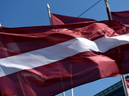 Latvijas karogi par godu  Latvijas Republikas Neatkarības deklarācijas pasludināšanas dienai. Foto: Ieva Lūka, LETA