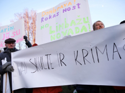 Pie Saulkrastu kultūras centra Zvejniekciemā šogad protestēja iedzīvotāji pret Vidrižu pagasta un Skultes pagasta pievienošanu Saulkrastu novadam. Foto: Ieva Leiniša, LETA