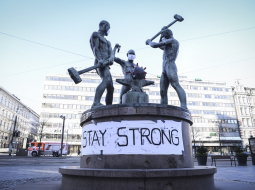 Uzraksts uz pazīstamās Helsinku trīs kalēju statujas vēsta: "Esi stiprs!" Statuja Covid-19 pandēmijas laikā ieguvusi arī koronavīrusam atbilstošu "ekipējumu". Foto: EPA/Scanpix/LETA/KIMMO BRANDT