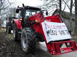 Lauksaimnieki ar smago tehniku protestē pret uzspietu administratīvi teritoriālo reformu. Foto: Ivars Soikāns, LETA