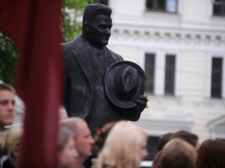 Pie Kārļa Ulmaņa pieminekļa. Foto: Evija Trifanova, LETA