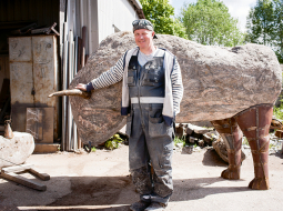 «Turpinu tēva sākto,» saka Artis Kerliņš. «Pēdējo viņš uztaisīja lielu, skaistu mērkaķi novājēšanas centram Cerība resnīšiem Aizputē. Pabeidzu viņa iesākto 2,5 tonnas smago ērgli, ko ar helikopteru cēla augšā uz klints Vegas salā Norvēģijā. Uz Čehiju aizgāja kamielis. Viens mans darbs ir Vācijā.»
Foto — Ieva Salmane