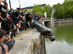 Protestētāji Anglijas pilsētā Bristolē sestdien nogāza un ostas ūdeņos iemeta bijušā vergu tirgotāja Edvarda Kolstona (1636—1721) statuju.
Foto — AFP/LETA