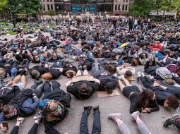 Protesta akcija ASV pilsētā Kolumbusā, imitējot arestētā un uz ielas noguldītā Džordža Floida nogalināšanu.
Foto — AFP/LETA
