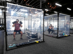 Fiziskās distancēšanās norobežojumi South Bay Fitness sporta klubā Redondobīčā Kalifornijā. Kopš 12. jūnija šajā ASV štatā ierobežotā kapacitātē drīkst darboties bāri, izklaides centri, sporta klubi, viesnīcas un skolas, taču vairākos citos ASV štatos, kas pasteidzās atcelt Covid-19 dēļ noteiktos ierobežojumus, šobrīd vērojams straujš inficēšanās gadījumu pieaugums.
Foto — AFP/LETA