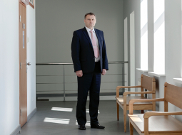 «Esmu pārmaiņu cilvēks, nevis revolucionārs, lai atnāktu ar pistoli vai zobenu un iznīcinātu un būvētu jaunu. Es gribu atnākt, pārliecināt un parādīt, ka var izdarīt citādi — ka ir cits virziens, kurš dos labāku rezultātu.»
Foto — Reinis Hofmanis