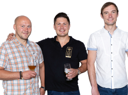 Ilgonis Grēns (pa kreisi), Raimonds Zabarovskis (pa labi), alus darītavas Viedi īpašnieki, un Ilvars Grēns, darītavas vadītājs.
Foto — Lauris Aizupietis