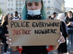 Grieķijas studenti atbalsta protesta akcijā Atēnās pret policijas brutalitāti ASV. Foto: Dimitrios Karvountzis/Pacific Press