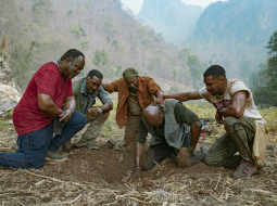 Filmas ainā kādreizējie karavīri atgriezušies bijušo kauju vietās. No kreisās: Isaija Vitloks, Norms Luiss, Klārks Pīterss, Delrojs Lindo un Džonatans Meidžors.
Publicitātes foto