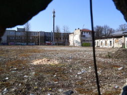 Laukums pie Kalnciema ielas un Melnsilas ielas krustojuma, kur paredzēts būvēt tirdzniecības centru "Lidl". Foto: Paula Čurkste, LETA