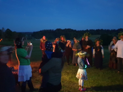 Jānu nakts noskaņa Piebalgas Līgokalnā jau uz rītausmas pusi. Foto no Agneses Cimdiņas personīgā arhīva 