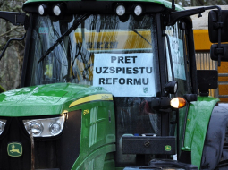 Lauksaimnieki ar smago tehniku šogad martā pulcējas, lai dotos protesta braucienā pret administratīvi teritoriālo reformu. Foto: Ivars Soikāns, LETA