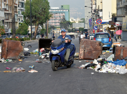 3. jūlijā uz ielas izstumtas un apgāztas atkritumu urnas Beirūtas ielās pēc Libānas valdības lēmuma celt subsidētās maizes cenas.
Foto — Scanpix
