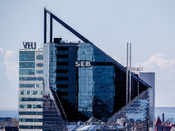 Zviedrijas finanšu regulators pagājušajā nedēļā piemēroja SEB banku grupai 95 miljonu eiro sodu par naudas atmazgāšanu Baltijas valstīs. Attēlā: SEB ēka Tallinā.
Foto — AFP/LETA