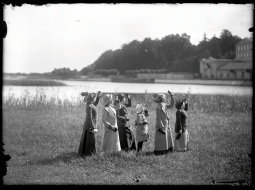 Latviešu Fotogrāfiskās biedrības dāmu komitejas grupa saules aptumsuma vērošanas brīdī 1914. gadā. Fotogrāfs nezināms. No Latvijas Fotogrāfijas muzeja krājuma.
Publicitātes foto