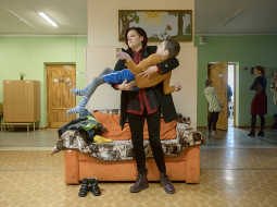 Ina Dziļuma katru dienu pati ved dēlu Arvīdu uz Pamūšas speciālo internātskolu — ienes, noģērbj, nogādā klasē. Pēc tam brauc uz darbu Bauskā.
Foto — Reinis Hofmanis