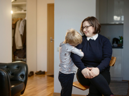 Ieva Alberte ar dēlu Paulu pārcēlusies no Latvijas uz Vāciju, kur viņam tiek nodrošināta labāka speciālā izglītība un aprūpe.
Foto — Reinis Hofmanis