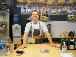 «Svarīgākais — noturēties virs ūdens!» saka vegāniskās kafejnīcas Nata Cafe vadītājs Ivars Rutkovskis, kurš pandēmijas dēļ mainīja darbības modeli. Darbiniekiem nācās pārkvalificēties un «četriem strādāt par pieciem».
Foto — Baiba Kļava