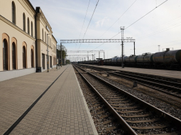 Dzelzceļa stacijas "Jelgava" ēka un sliedes. Foto: Evija Trifanova, LETA
