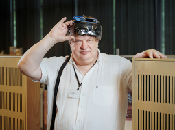«Volumetrisko attēlu tehnoloģijas ziņā esam radījuši labāko tehnoloģiju, kāda ir. Un to saka trešo pušu tirgus analītiķi,» ar lepnumu atzīst LightSpace vadītājs, uzņēmējs un inženieris Ilmārs Osmanis.
Foto — Edmunds Brencis