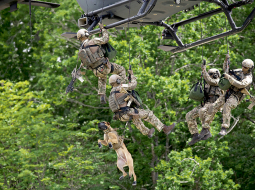 Vācu armijas specvienības KSK kareivji mācību laikā pērn jūnijā.
Foto — Scanpix