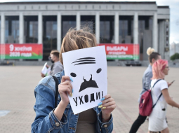 Opozīcijas atbalstītāja tur lapu, uz kuras stilizēti attēlots Baltkrievijas pašreizējais prezidents Aleksandrs Lukašenko un uzraksts "Ej prom!" Foto: AFP/Scanpix