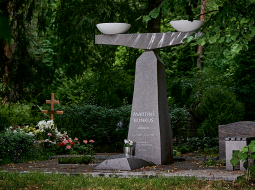 Mārtiņa Bunkus kapa piemineklī iekalts:  «Piedod dēls, ka tevi nepasargāju. Mamma.»
Foto — Edmunds Brencis