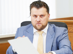 Kriminālprocesa ietvaros 2017. gada jūnijā policija veica plašas kratīšanas un vairākus aizdomās turētos apcietināja. Bijušais administrators Māris Sprūds  aiz restēm pavadīja visilgāk — astoņus mēnešus. Viņu atbrīvoja pret 500 000 eiro drošības naudu, kuras izcelsme nav īsti skaidra.
Foto — Edmunds Brencis
