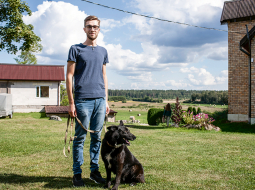 Baldonietis Augusts Gerdts 17. gadsimta monētas atrada, pastaigājoties vecāku īpašumā ar četrkājaino draugu Frodo un metāla detektoru.
Foto — Ieva Salmane