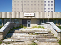 22 stāvus augstā dzelzsbetona būve, kur pirms 45 gadiem vienkopus izmitināja pa visu Rīgu izkaisītās laikrakstu un žurnālu redakcijas, pēc pārbūves būs čaula jaunai viesnīcai