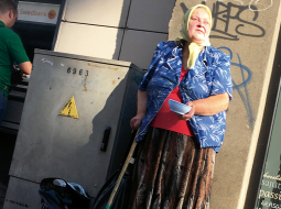Šo kundzi var uzskatīt par savdabīgu ubagošanas rekordisti — viņa to dara dažādās Rīgas vietās, ieskaitot arī svētku dienas.
Foto — Baiba Kļava