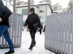 KNAB darbinieki pēc kratīšanas bijušā Rīgas mēra Nila Ušakova dzīvesvietā Mežaparkā pērn 30. janvārī.
Foto — LETA