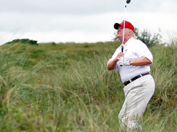 Donalds Tramps izvairās no sportiskām aktivitātēm, izņemot golfa spēlēšanu.
Foto — Scanpix/LETA