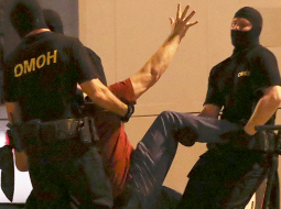 Policijas specvienība OMON aiztur protestētāju Minskas centrā vēlēšanu dienas vakarā.
Foto — Scanpix