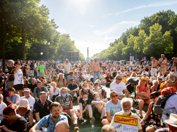 Pagājušajā sestdienā, 1. augustā, Berlīnē, aptuveni 15 tūkstoši cilvēki piedalījās gājienā, protestējot pret Covid-19 pandēmijas noteiktajiem ierobežojumiem. Viņi kopīgi skandināja: «Mēs esam brīvi cilvēki!» Tikai retajam pūlī bija sejas maska. Protestu rīkoja grupa Querdenken 771 no Vācijas rietumu pilsētas Štutgartes, kas bieži izplata dažādas konspirācijas teorijas par vakcīnām, mikročipēšanu un citus apgalvojumus.
Foto — AFP/LETA