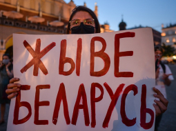 Lai dzīvo Baltkrievija - baltkrievu protestētāja pret Aleksandra Lukašenko režīmu Polijas pilsētā Krakovā, kur notika solidaritātes demonstrācija ar baltkrievu tautu. Foto: Scanpix/Cezary Kowalski/SOPA 