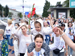 Baltā ģerbtas aptuveni 200 sievietes trešdien Minskā izgāja protesta demonstrācijā pret policijas vardarbību un brutalitāti. Foto: AFP/Scanpix