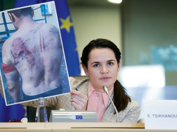 Baltkrievijas opozīcijas politiķe Svetlana Tihanovska pirmdien Briselē ES ārlietu ministrus aicināja ieviest sankcijas pret diktatora Aleksandra Lukašenko režīmu, neatzīt to un neatbalstīt finansiāli. Tomēr ES ārlietu ministri nespēja vienoties par sankcijām Baltkrievijai, jo Kipra pieprasīja ieviest sankcijas arī pret Turciju.
Foto — AFP/LETA