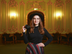 Dārta uzskata, ka Latvijai pasaules kinoindustrijā jālaužas ar lielāku vērienu un jākāpj ārā no komforta zonas. Viņa sapņo, ka reiz pašai būs sava kinoproducēšanas kompānija, bet līdz tam ir atvērta jauniem projektiem un avantūrām.
Foto — Edmunds Brencis