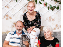 Ģirts Augstkalns (no kreisās), Airita un vecmāmiņa Skaidrīte Ķesele mājās Brutuļos.
Foto — Ieva Salmane