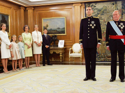 2014. gada 19. jūnijs. Spānijas karalis Huans Karloss I (pa labi) nodod troni savam dēlam Felipem VI. Iesāņus stāv Felipes sieva Letīcija (pa kreisi), meitas Leonora un Sofija, māte Sofija un māsa Elena ar dēlu Felipi Huanu.
Foto — Reuters/Scanpix