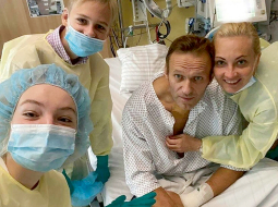 Ar nervus paralizējošu kaujas vielu saindētā Krievijas opozīcijas līdera Alekseja Navaļnija stāvoklis turpina uzlaboties, un viņš tagad jau uz neilgu brīdi spēj atstāt gultu, pirmdien paziņoja Berlīnes slimnīca Charite. Bet pats Navaļnijs sociālajos tīklos ievietojis foto, kurā redzams kopā ar sievu Jūliju, meitu Darju un dēlu Zaharu. «Es joprojām gandrīz neko nemāku, bet, lūk, vakar visu dienu varēju elpot pats,» rakstīja opozicionārs. Viņa preses sekretāre apgalvo, ka politiķis pēc atveseļošanās plāno atgriezties Krievijā.
Foto — Scanpix